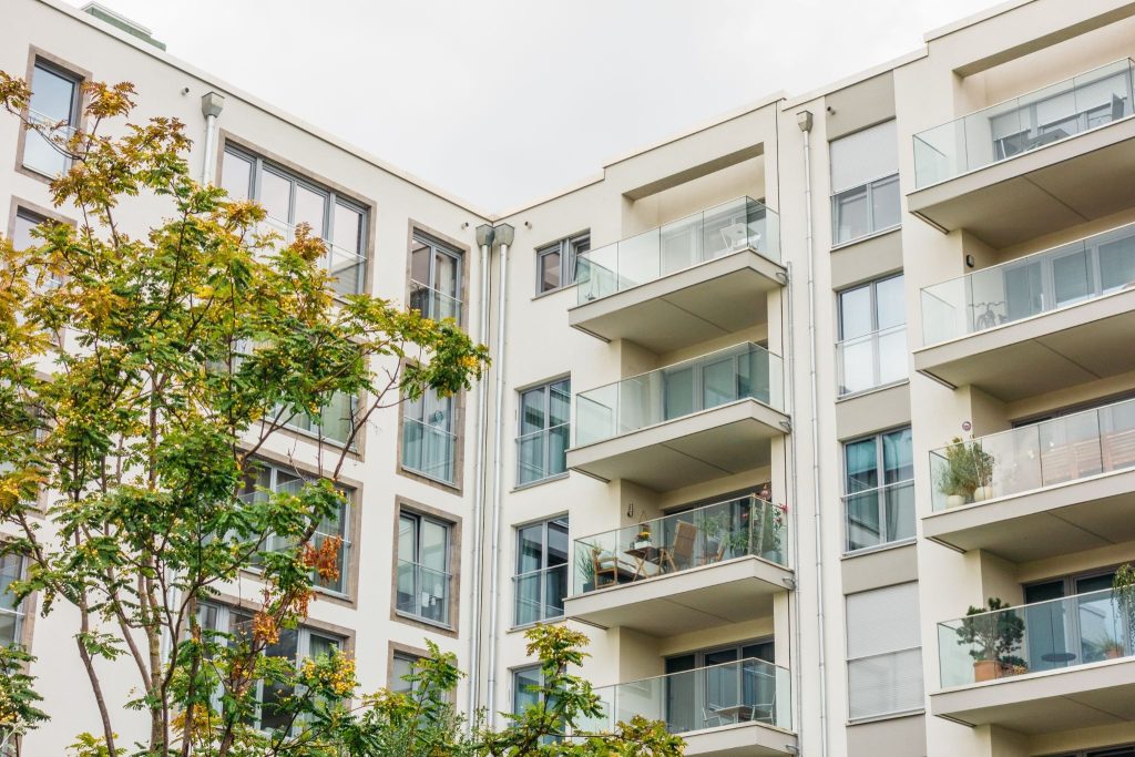 What are the advantages of apartment living compared to houses?